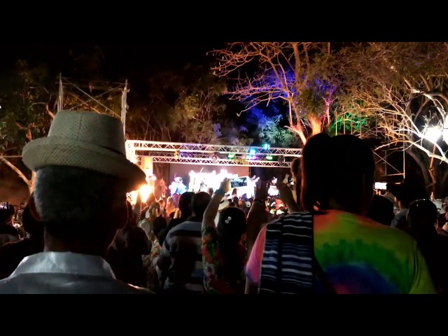 Concierto de Carnaval en KZ Chimborazo, escenario con estructura y luces de color