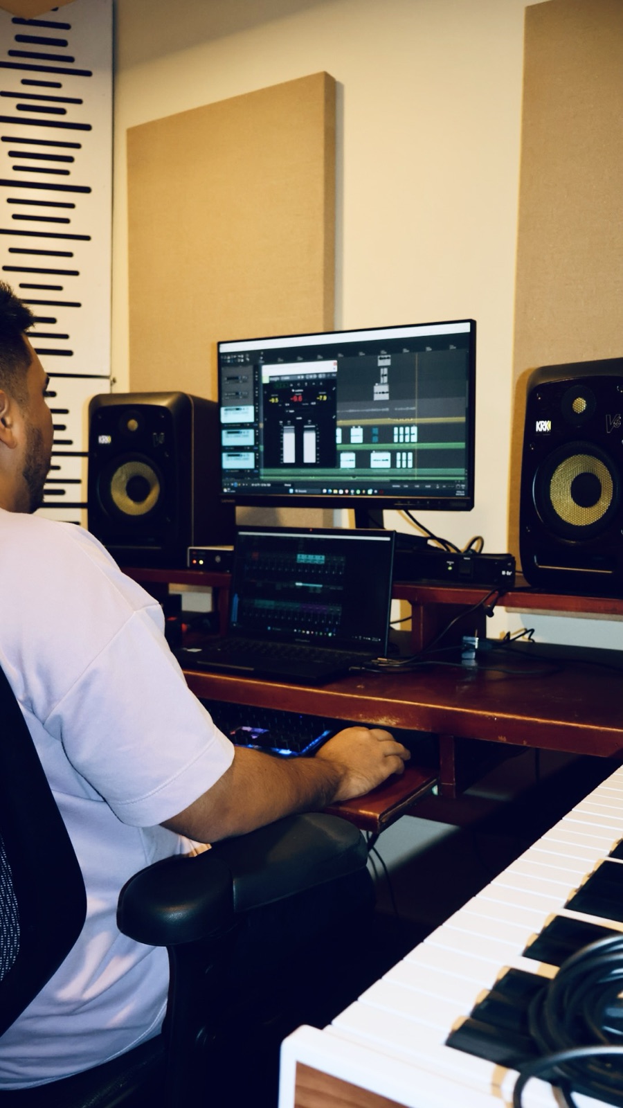 Cabina de mezcla de 3nity Sound: monitores de estudio y estación de trabajo