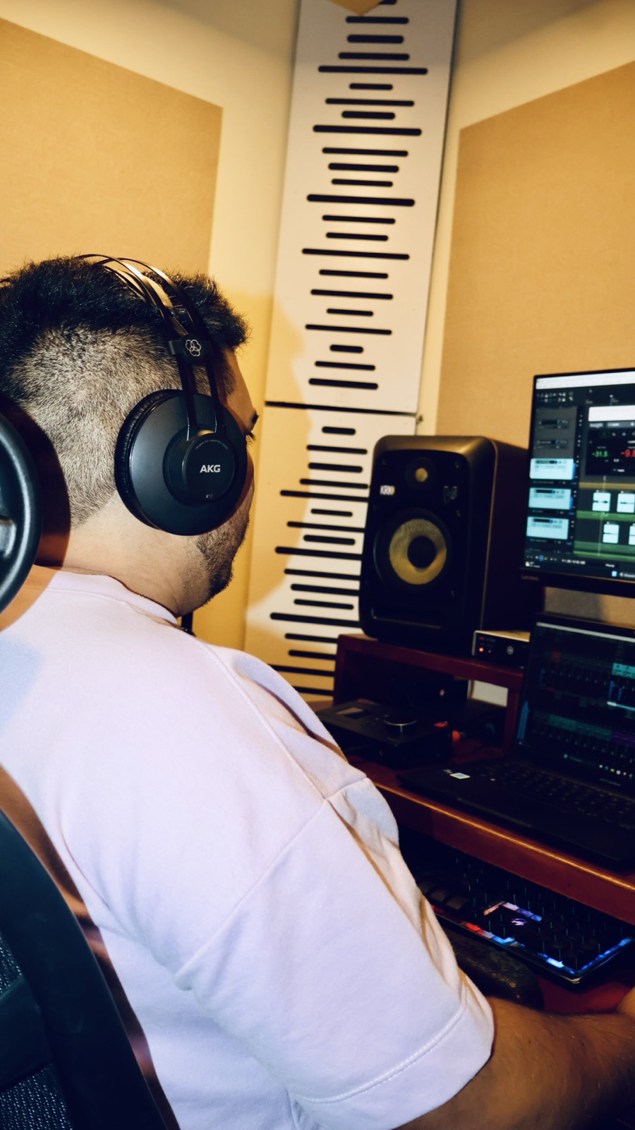 Sesión de mezcla en 3nity Sound con tratamiento acústico en las paredes
